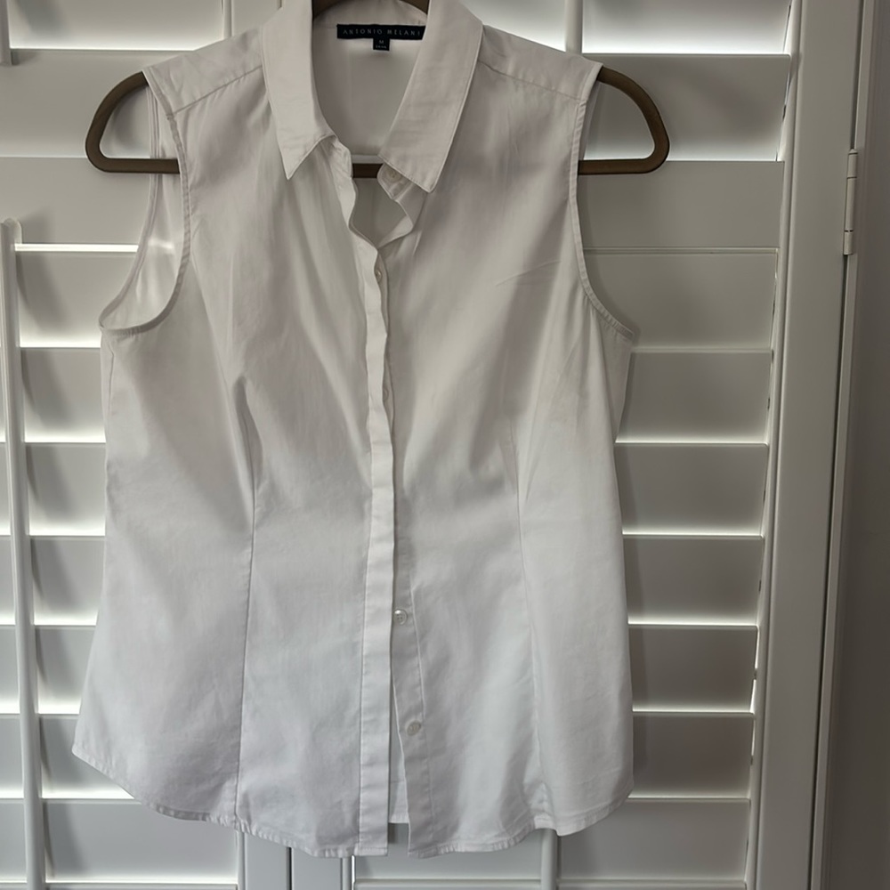 Antonio Melani sleeveless blouse size medium.
